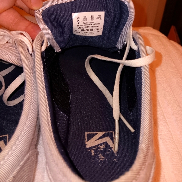 Women's Vans Black and White (Size 9) - Picture 11 of 16